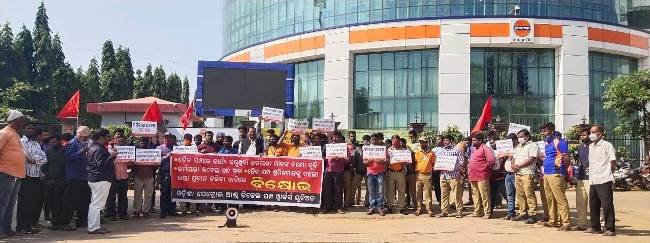 ଶ୍ରମିକ ଛଟେଇ ବନ୍ଦ ଦାବିରେ ଓଡ଼ିଶା ପେଟ୍ରୋଲ ପମ୍ପ କର୍ମଚାରୀଙ୍କ ବିକ୍ଷୋଭ