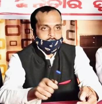 କାର୍ଡ଼ ନଥିବା ମଧ୍ୟବିତ୍ତ କଣ ସାବତ ପୁଅ?