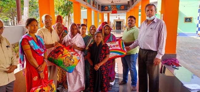 ଅସହାୟ ବୃଦ୍ଧା ମାନଙ୍କୁ ଶୀତବସ୍ତ୍ର ବଣ୍ଟନ