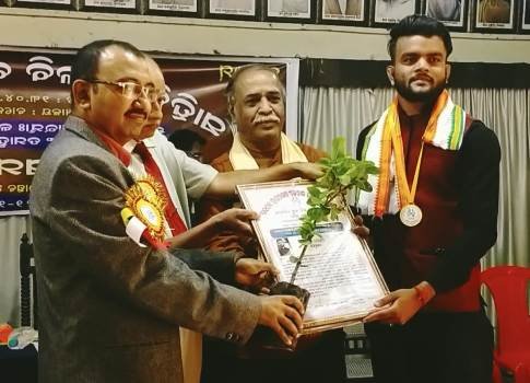 କବି ବିଶ୍ୱଜିତଙ୍କୁ ମିଳିଲା ପ୍ରଜ୍ଞାଶ୍ରୀ ସମ୍ମାନ