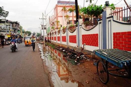 ମୁଖ୍ୟ ରାସ୍ତାରେ ନର୍ଦ୍ଦମା ପାଣି ବହୁଛି