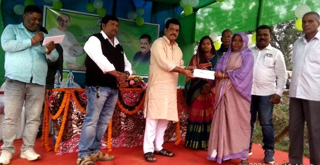 ନାଉଗାଁ ବ୍ଳକରେ ବିଜୁ ସ୍ୱାସ୍ଥ୍ୟ ସ୍ମାର୍ଟ କାର୍ଡ ବଂଟନର ଶୁଭାରମ୍ଭ କଲେ ବିଧାୟକ