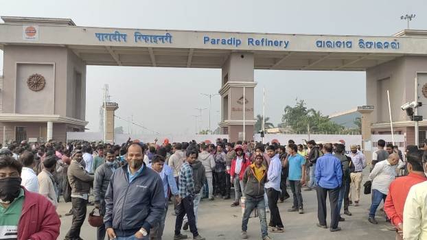 କାର ଦୂର୍ଘଟଣାକୁ ନେଇ ତୈଳ ବିଶୋଧନାଗାର ଆଗରେ ଧାରଣା