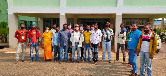 ବକେୟା ଦରମା ପ୍ରଦାନ କରିବାକୁ ଜିଲ୍ଲାପାଳଙ୍କୁ ଦାବି ପତ୍ର ପ୍ରଦାନ