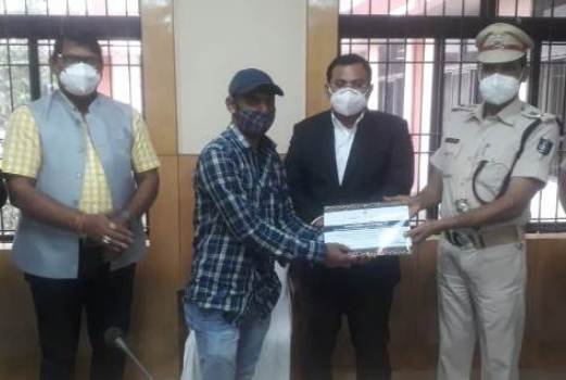 ଛାତ୍ରଛାତ୍ରୀମାନଙ୍କୁ ଜିଲ୍ଲା ପ୍ରଶାସନ ପକ୍ଷରୁ ସମ୍ବର୍ଦ୍ଧନା