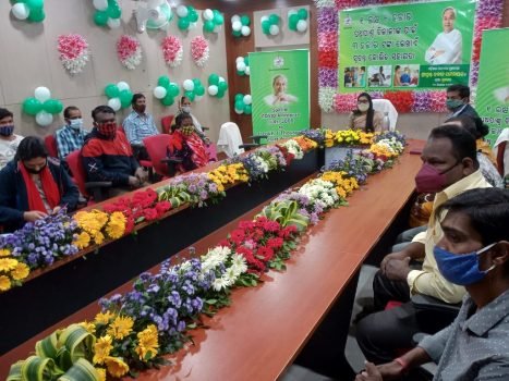 ଫୁଲବାଣୀ ପୌରପାଳିକାର ପଥପ୍ରାନ୍ତ ବିକ୍ରେତାଙ୍କୁ ମିଳିଲା କୋଭିଡ ସହାୟତା ରାଶି