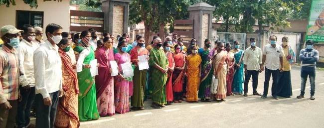 ରନ୍ଧାଦେଶୀ ମଦ ଭାଟି ବନ୍ଦ କରିବା ନିମନ୍ତେ ସ୍ମାରକ ପତ୍ର ପ୍ରଦାନ