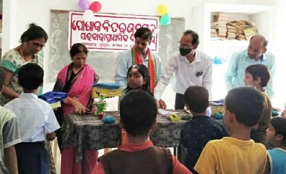 ମୁଖ୍ୟ ସଡ଼କ ପ୍ରାଥମିକ ବିଦ୍ୟାଳୟ ରେ ପୋଷାକ ବିତରଣ