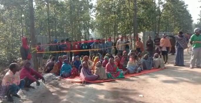 ଆଇରନ୍ କ୍ରସର ବନ୍ଦ ଦାବି କରି ଧାରଣାରେ ବସିଲେ ବେଢାପାଳ ଗ୍ରାମବାସୀ