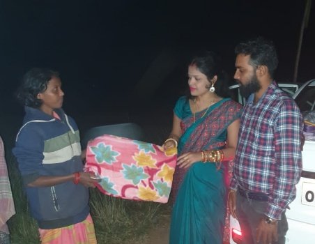 ବିବାହ ବାର୍ଷିକରେ ଯୁବ ସମାଜସେବୀ ଦମ୍ପତି ବାଣ୍ଟିଲେ କମ୍ବଳ