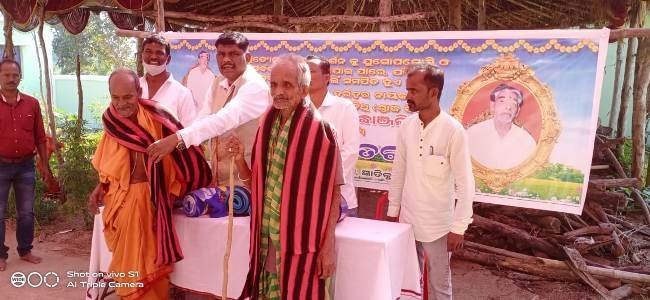 ସମାଜସେବୀ ହରିହର ନାୟକ ଙ୍କ ଚତୃର୍ଥ ଶ୍ରାଦ୍ଧବାର୍ଷିକ ରେ ଶୀତବସ୍ତ୍ର ସହ ଔଷଧ ବାଣ୍ଟିଲେ ବିଧାୟକ