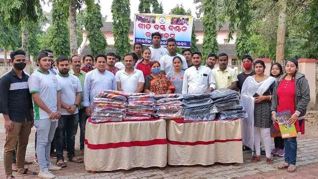 ହେଲପିଂ ସୋସାଇଟି ପକ୍ଷରୁ ରିକ୍ସା ଚାଳକଙ୍କୁ କମ୍ବଳ ବଣ୍ଟନ