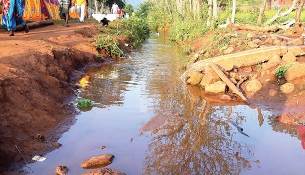 ପାହାଡ଼ କାଟି ଗାଁକୁ ଆଣିଲେ ପାଣି