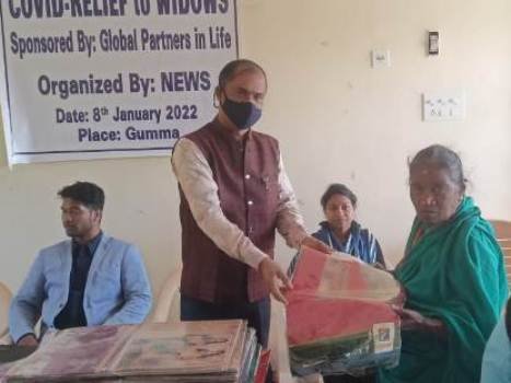 "ନିୟୁଜ" ଅନୁଷ୍ଠାନ ପକ୍ଷରୁ ଶାଢ଼ୀ ବଣ୍ଟନ