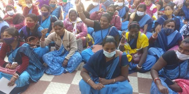 ଆଶାକର୍ମିଙ୍କୁ ମାଡ ନେଇ : ଉପଜିଲ୍ଲାପାଳ କାଯ୍ୟାଳୟ ସମ୍ମୁଖରେ ପ୍ରତିବାଦ ସଭା