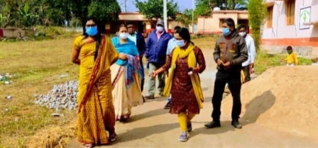 ଅସ୍ଥାୟୀ କୋଭିଡ କେୟାର ସେଣ୍ଟର ଖୋଲିବା ପାଇଁ କନ୍ଧମାଳ ଜିଲ୍ଲାପାଳ ଙ୍କ ପରିଦର୍ଶନ