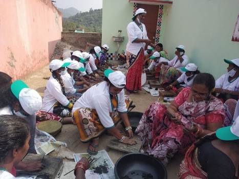 ନାମନଗଡ ଗ୍ରାମରେ ଅଗରବତୀ ନିର୍ମାଣ ତାଲିମ କାର୍ଯ୍ୟକ୍ରମରେ : ଅଗରବତୀ ଉତ୍ପାଦନ