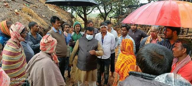 ଅଗ୍ନି ବିପନ୍ନ ପରିବାରକୁ ଭେଟିଲେ ବିଜେପି ନେତା