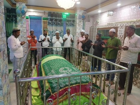 ବିଧାୟକଙ୍କ ଆଶୁ ଆରୋଗ୍ୟକାମନା : ମନସୁର ବାବାଙ୍କ ନିକଟରେ ମୁସଲିମଭାଇଙ୍କ ପ୍ରାର୍ଥନା