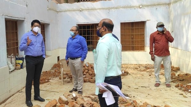 ଚମାଖଣ୍ଡି ହାଇସ୍କୁଲରେ ଚାଲିଥିବା ୫ଟି ରୁପାନ୍ତରିତ ହାଇସ୍କୁଲ କାର୍ଯ୍ୟର ତଦାରଖ କଲେ ପ୍ରକଳ୍ପ ନିର୍ଦ୍ଦେଶକ