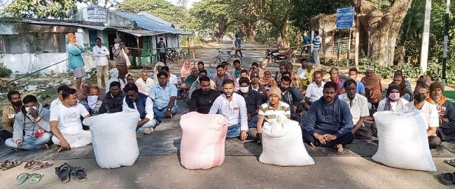 ମୁଖ୍ୟ ରାସ୍ତା ଅବରୋଧ କଲେ ଚାଷୀ