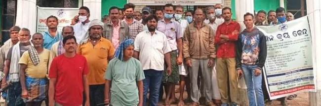 ଚାଷୀଙ୍କ ଠାରୁ ଧାନ ନ କିଣିବା ପ୍ରତିବାଦରେ ରାସ୍ତାରୋକ : ମିଲରଙ୍କୁ ଅଟକ