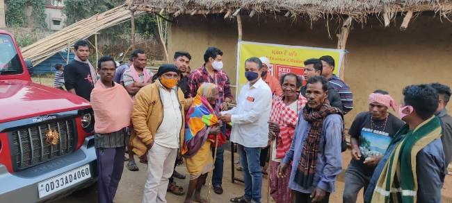 ଆଦିବାସୀ ପରିବାର ମୁହଁରେ ହସ ଫୁଟାଇଲା ରେଡ୍ ସ୍ୱସ୍ତିକ୍ ସୋସାଇଟି