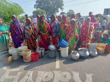 ପାଣି ପାଇଁ ଡେଙ୍ଗାଡିରେ ମହିଳା ଙ୍କ ରାସ୍ତାରୋକ