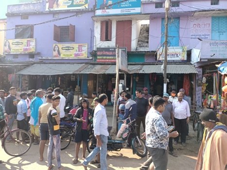 ମାତିଲେ ଲୁଟେରା : ୪ ଦୋକାନରେ ବୁଲାଇଲେ କଳାକନା