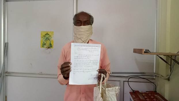 ମଧୁବାବୁ ପେନସନ ଯୋଜନାରେ ସାମିଲ କରିବା ପାଇଁ ଜିଲ୍ଲାପାଳଙ୍କୁ ଦାବିପତ୍ର ପ୍ରଦାନ