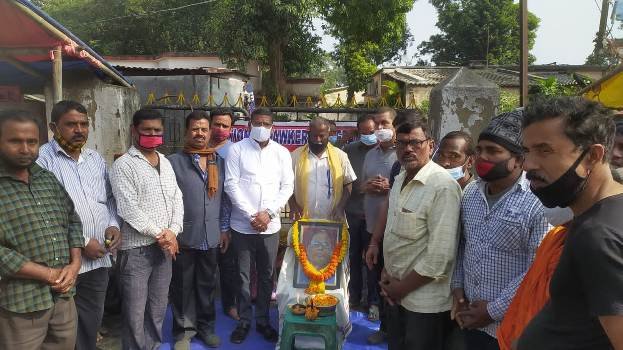 ପଥ ବିକ୍ରେତା ସଂଘ ପକ୍ଷରୁ ଅସହାୟଙ୍କୁ କମ୍ବଳ ବଣ୍ଟନ