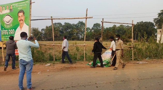 ପ୍ରଶାସନ ପକ୍ଷରୁ ହୋଡିଂ ହଟିଲା