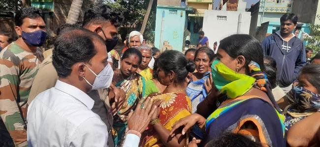 ତହସିଲଦାରଙ୍କ ଆଲୋଚନା ପରେ ମହିଳା ସ୍ୱୟଂ ସହାୟକ ଗୋଷ୍ଠୀଙ୍କ ରାସ୍ତା ଅବରୋଧ ହଟିଲା