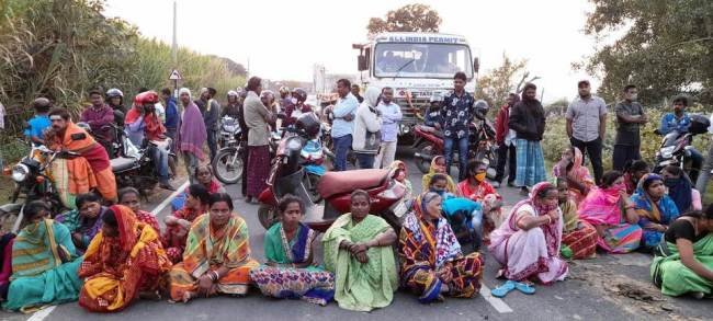 ପ୍ରଶାସନର ପ୍ରତିଶ୍ରୁତି ପରେ ମହିଳା ସ୍ୱୟଂ ସହାୟକ ଗୋଷ୍ଠୀଙ୍କ ରାସ୍ତା ଅବରୋଧ ହଟିଲା