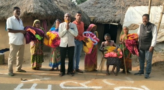 ସମାଜସେବୀଙ୍କ ଦ୍ୱାରା କମଳ ବଣ୍ଟନ