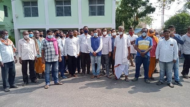 ଟୋକେନ ଆସିଥିବା ଚାଷୀଙ୍କ ଜିଲ୍ଲାପାଳଙ୍କ କାର୍ଯ୍ୟାଳୟ ସମ୍ମୁଖରେ ବିକ୍ଷୋଭ