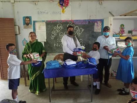 ଏନ ପାଟଣା ବିଦ୍ୟାଳୟରେ ପୋଷାକ ବିତରଣ ମେଳା