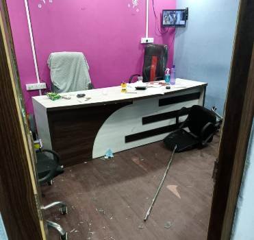 ଘରୋଇ ସଂସ୍ଥା କାର୍ଯ୍ୟାଳୟ ରେ ପସି ଭଙ୍ଗାରୁଜା କଲେ ଉତ୍ୟକ୍ତ ଯୁବକ