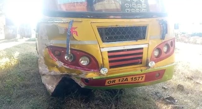 ବସ ଧକ୍କା ରେ ଜଣେ ମୃତ : ଅନ୍ୟ ଜଣେ ଗୁରୁତର