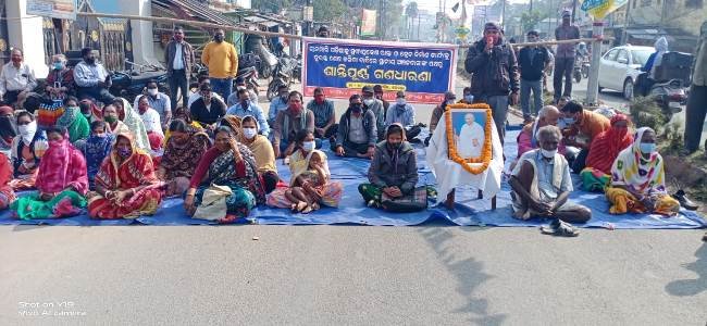 ଚାନ୍ଦମାରୀ ପଡ଼ିଆ ରାସ୍ତାକାର୍ଯ୍ୟ ତ୍ୱରାନ୍ୱିତ ଦାବିରେ ରାସ୍ତାରୋକ