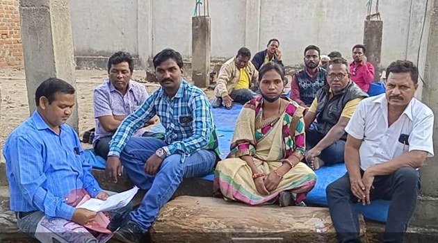 ଷ୍ଟ୍ରଙ୍ଗ ରୁମ ଆଗରେ ଜଗି ରହିଛନ୍ତି ବିଜେପି ଓ କଂଗ୍ରେସର କର୍ମୀ ଓ ସମର୍ଥକ 