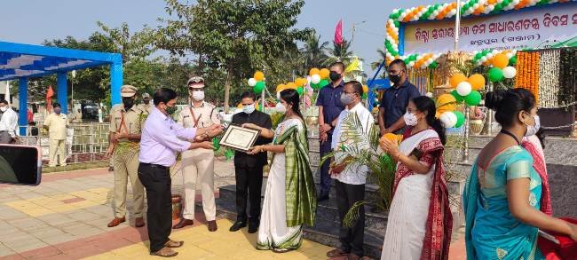 ଶ୍ରେଷ୍ଠ 5T ରୂପାନ୍ତରିତ : ସ୍ମାରକୀ ଉଚ୍ଚ ବିଦ୍ୟାଳୟରେ ସମ୍ମାନୀତ