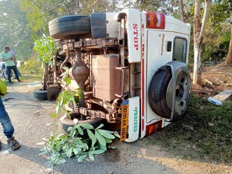 ରାସ୍ତା କଡ଼କୁ ଓଲଟିଲା ମହିନ୍ଦ୍ରା ବୋଲେରୋ