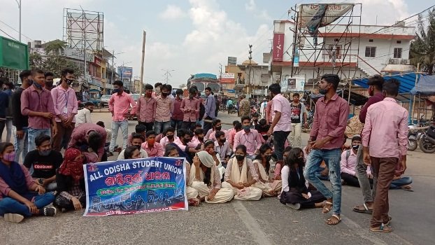 ପରୀକ୍ଷା ବାତିଲ ଦାବିରେ ରାସ୍ତା ଅବରୋଧ