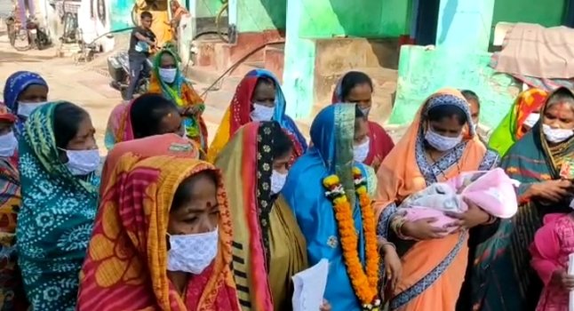 ୧୯ ଦିନର ନବଜାତ ଶିଶୁକୁ କୋଳରେ ଧରି ପ୍ରଚାର କାର୍ଯ୍ୟକୁ ଓହ୍ଲାଇଲେ ସରପଂଚ ପ୍ରାର୍ଥିନୀ