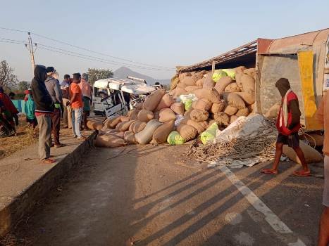 ବୋଲେରୋ ପିଟିହେଲା ଧାନ ବୋଝେଇ ଟ୍ରକ ରେ ୪ ମୃତ ୭ ଗୁରୁତର