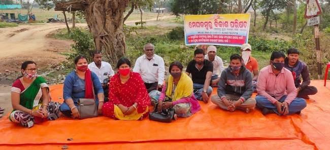 ରାସ୍ତା ଓ ଡ୍ରେନ ନିର୍ମାଣ ଦାବିରେ ଧାରଣା