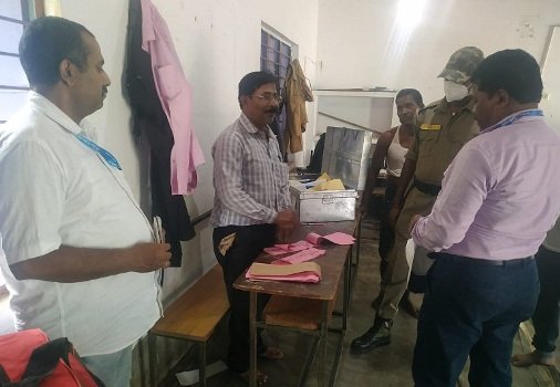 ନିର୍ବାଚନ ପର୍ଯ୍ୟବେକ୍ଷକଙ୍କ ମହାକାଳପଡା ବ୍ଲକର ବିଭିନ୍ନ ବୁଥ ପରିଦର୍ଶନ