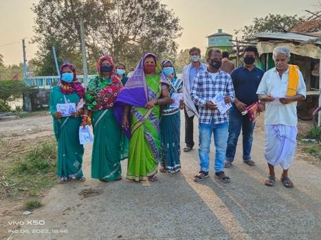 ଘରକୁ ଘର ବୁଲି ଭୋଟ ଭିକ୍ଷା କରୁଛନ୍ତି ସରପଞ୍ଚ ପ୍ରାର୍ଥୀନୀ 