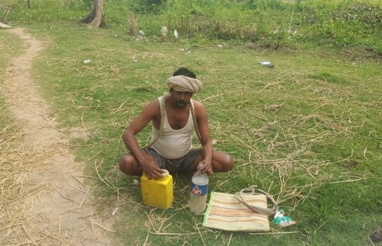 ବୃତ୍ତି ମୋ ପୋଷେ କୁଟୁମ୍ବ : ସ୍ତ୍ରୀ ସରପଞ୍ଚ ଥାଇ ସୁଦ୍ଧା ସ୍ୱାମୀ ବିକୁଛନ୍ତି ଖଜୁରୀ ରସ